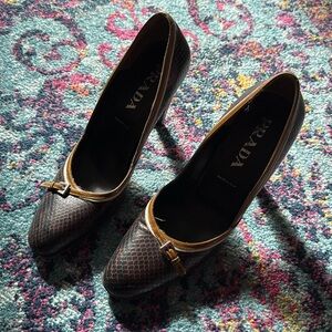 Prada Vintage snakeskin pumps with silver buckle. Size 39